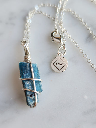 Kyanite promotes tranquillity and emotional healing. Its soothing energy clears mental blockages and helps create a calm, balanced space for clarity and growth