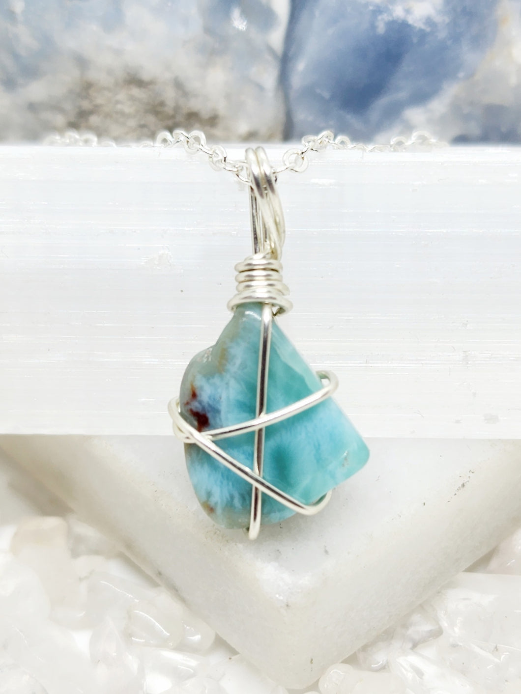  Larimar offers a calming presence that enhances communication and emotional healing. Ideal for meditation and spiritual practices, it promotes inner peace and clarity, helping to dissolve negativity and deepen your connection with your higher self