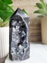 Load image into Gallery viewer, Quartz is a powerful healing crystal that amplifies energy and clarity, helping you connect with your highest self. It brings balance and supports emotional healing
